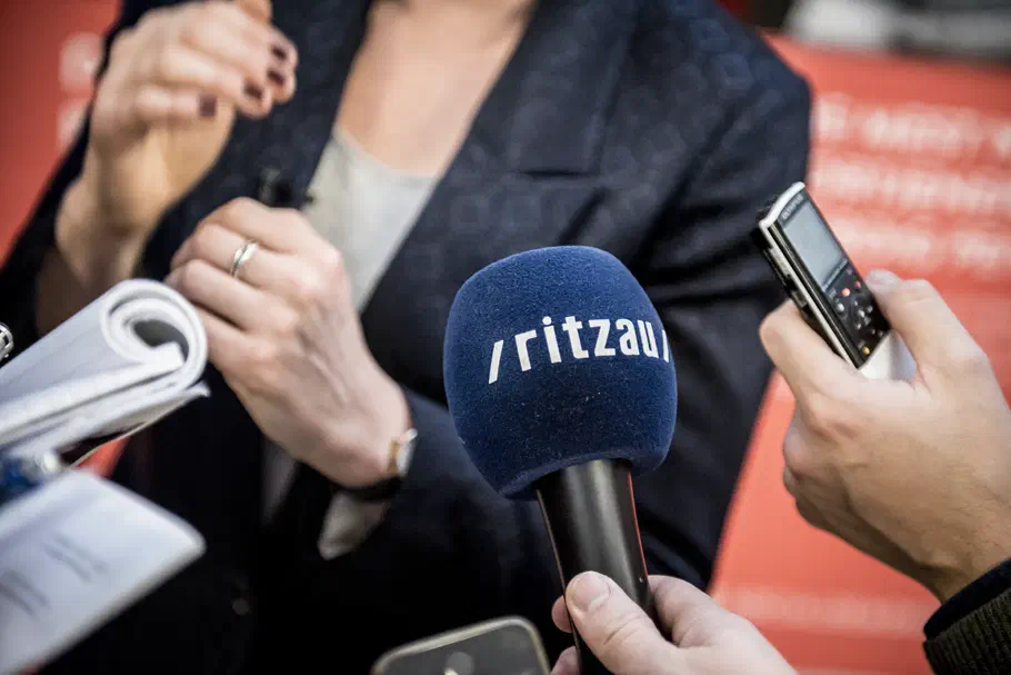 En mikrofon med Ritzau logo