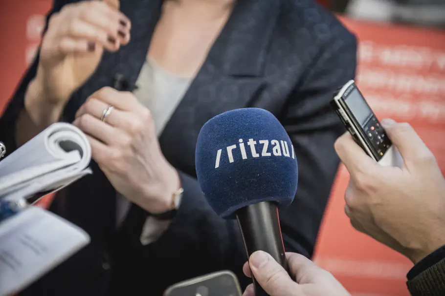 En mikrofon med Ritzau logo