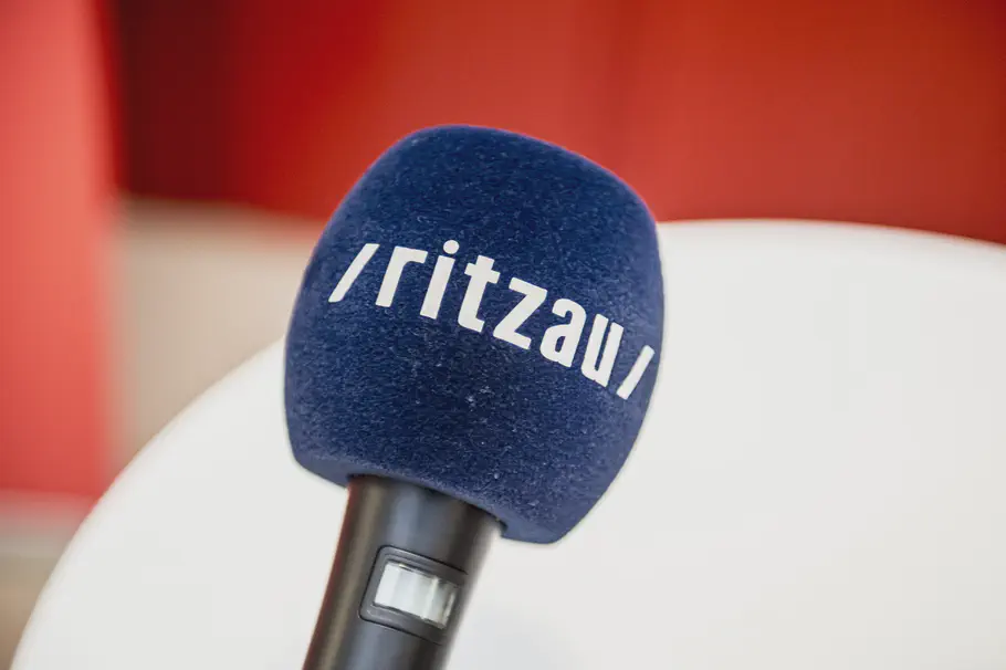 en mikrofon med Ritzaus logo
