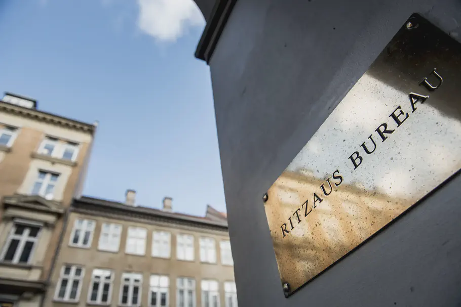 Skilt med teksen 'Ritzaus Bureau'